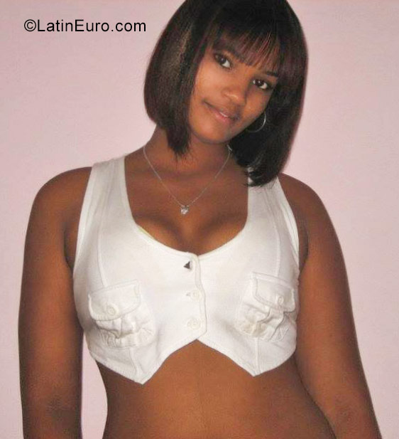 Date this stunning Dominican Republic girl Merlyn from Santo Domingo DO27002