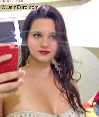 Date this nice looking Brazil girl Carolina from Salvador BR9873