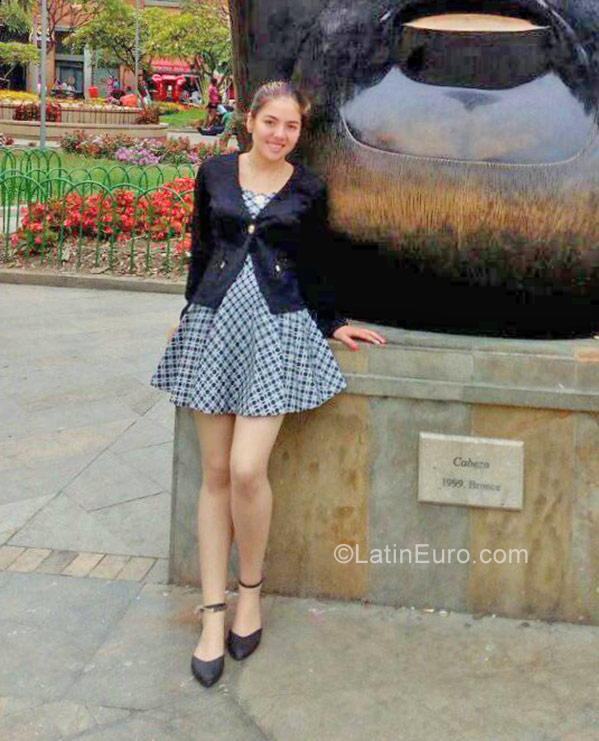 Date this attractive Colombia girl Valentina from Pereira CO20078
