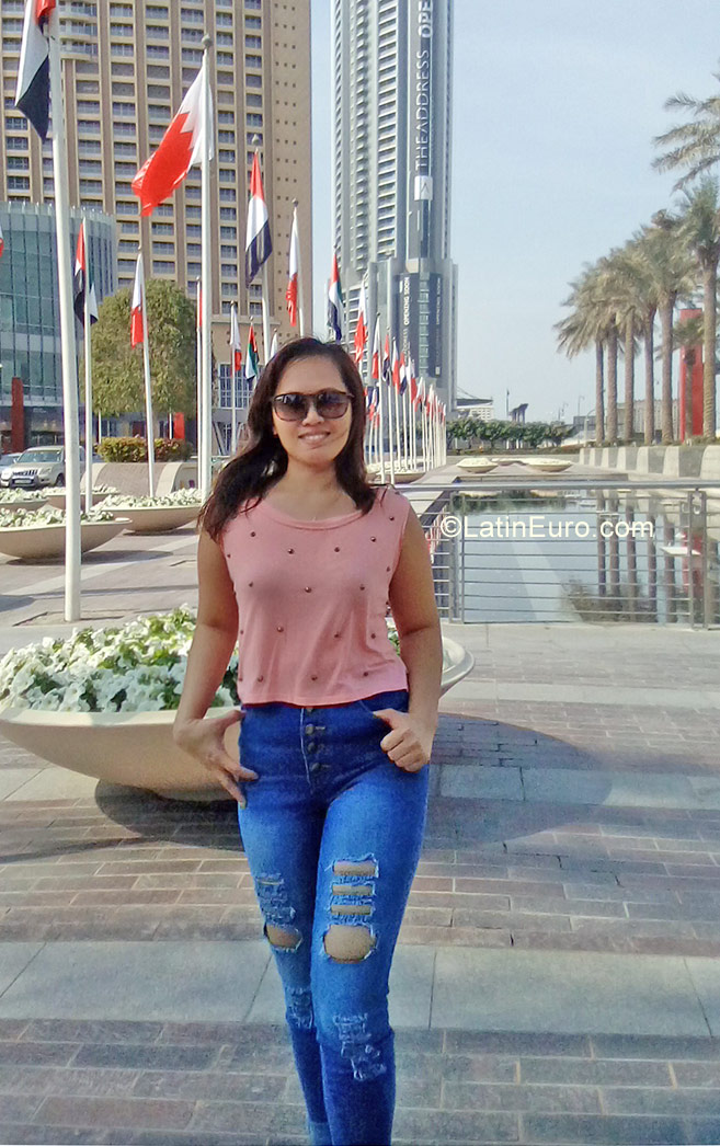 Date this funny United Arab Emirates girl Cristy from Dubai AE52