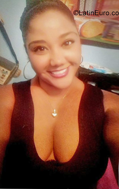 Date this voluptuous Colombia girl Alejandra from Cartagena CO20589