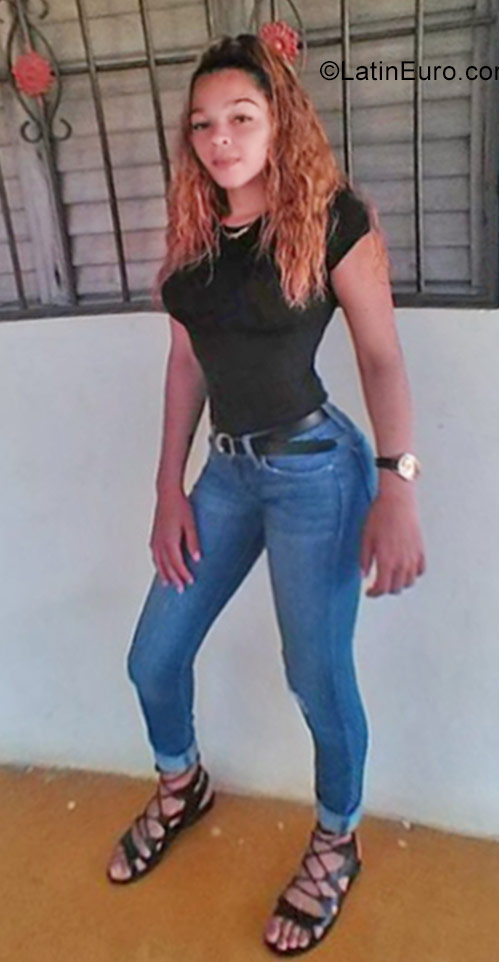 Date this tall Dominican Republic girl Nicol from Mao DO27968