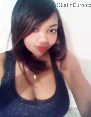Date this happy Dominican Republic girl Yine from Santo Domingo DO28039