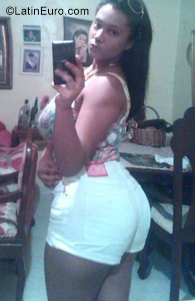 Date this foxy Dominican Republic girl Stephany from Santo Domingo DO28227