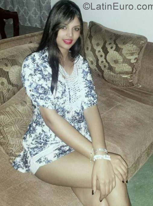Date this nice looking Dominican Republic girl Airiam from Santiago DO28401