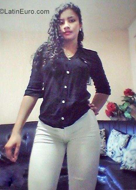 Date this happy Colombia girl Daniela from Medellin CO21384