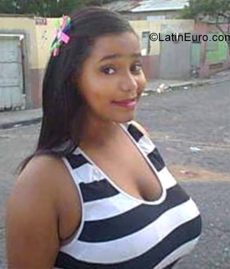 Date this athletic Dominican Republic girl Katerine from Santiago DO28615