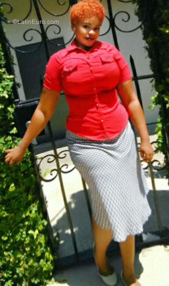 Date this nice looking Dominican Republic girl Karline from Santo Domingo DO29649