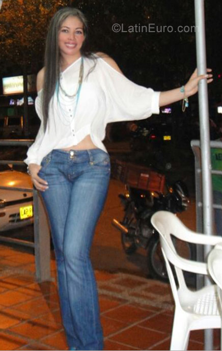Date this attractive Colombia girl Clarita from Bogota CO21715