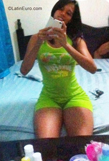 Date this happy Dominican Republic girl Kifrany from Santo Domingo DO29299
