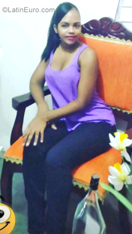 Date this stunning Dominican Republic girl Yomery from Santiago DO29316