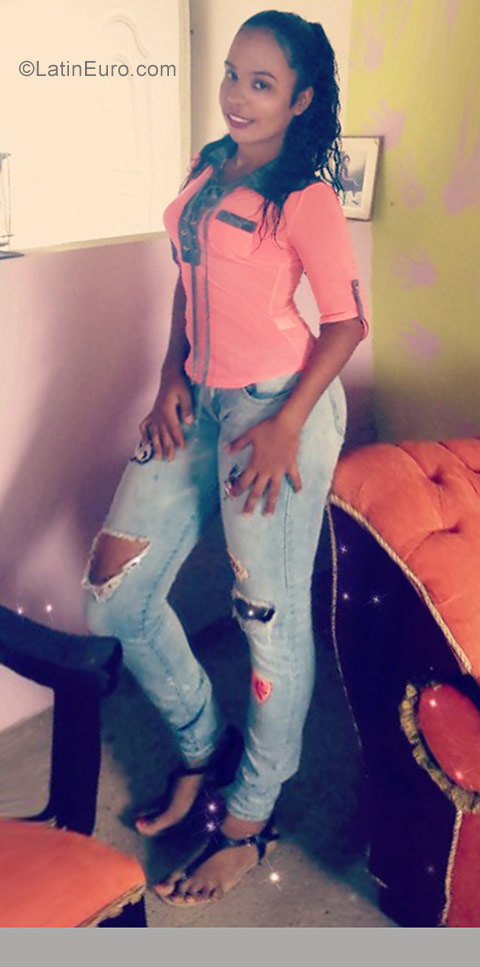 Date this pretty Dominican Republic girl Yommery from Santiago DO29379