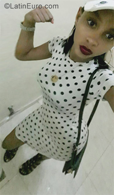 Date this happy Dominican Republic girl Winifer from Santiago DO29389