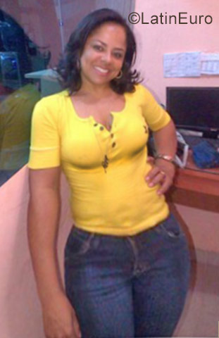 Date this athletic Dominican Republic girl Yosi from Santo Domingo DO29529