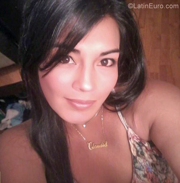 Date this gorgeous Colombia girl Claudia from Bogota CO21968