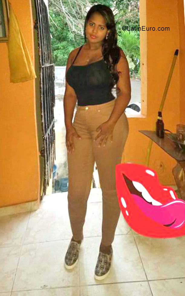 Date this good-looking Dominican Republic girl Nathaley from Santo Domingo DO29584
