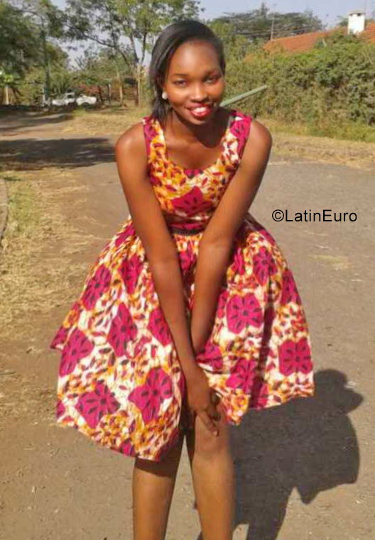 Date this sensual Kenya girl Emattah from Nairobi KE54