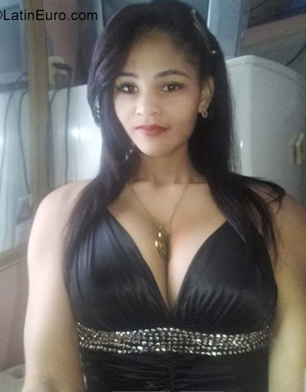 Date this athletic Dominican Republic girl Yubery from Santiago DO29715
