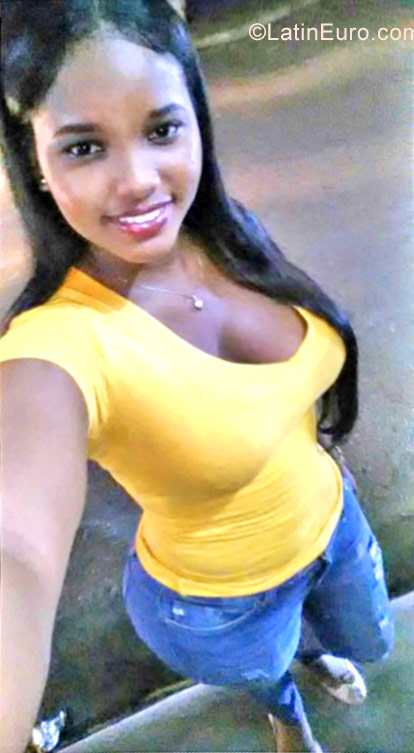 Date this beautiful Dominican Republic girl Yokari from Santo Domingo DO29787