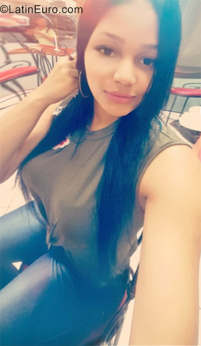 Date this stunning Dominican Republic girl Andrea from Santo Domingo DO30083