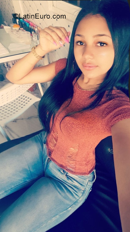 Date this nice looking Dominican Republic girl Nati from Santo Domingo DO30173
