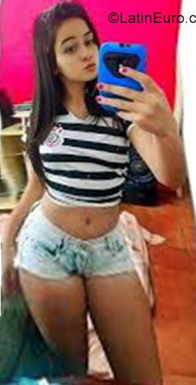 Date this good-looking Brazil girl Bruna from Salvador BR10304