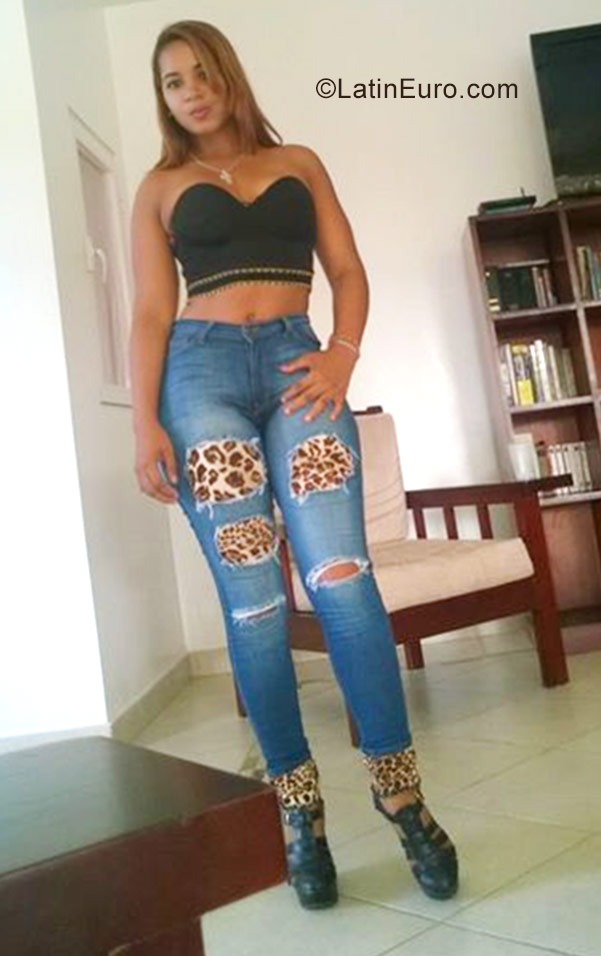 Date this hard body Dominican Republic girl Esmarlin from Santiago DO30469