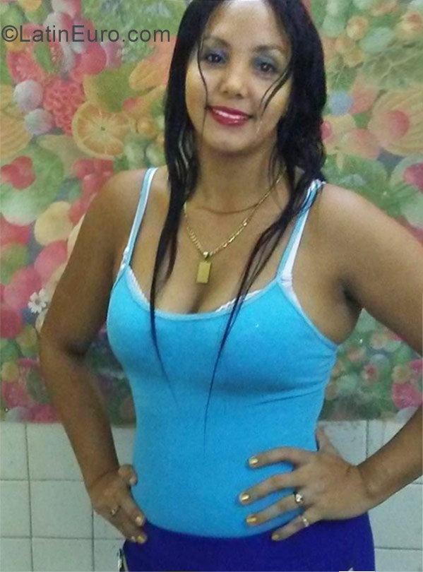 Date this young Cuba girl Cristal from Havana CU142
