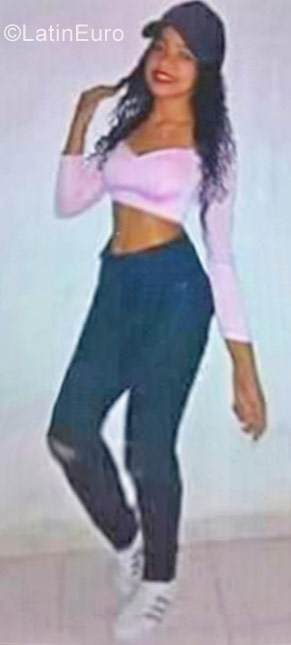 Date this funny Colombia girl Val from valledupar CO22672