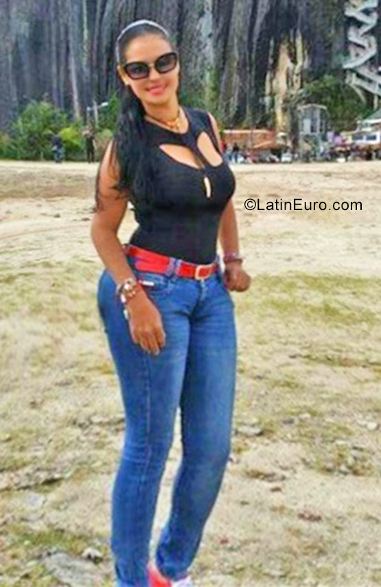 Date this good-looking Colombia girl Fernanda from Pereira CO22673