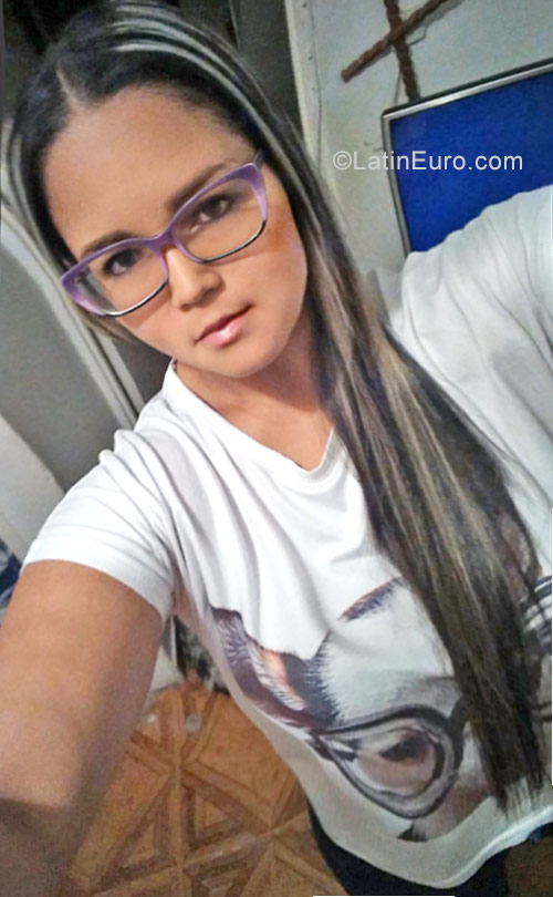 Date this lovely Colombia girl Brisa from Medellin CO22715