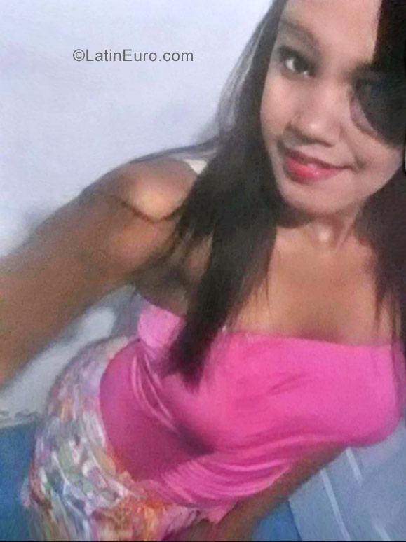 Date this foxy Dominican Republic girl Yamilka from Santiago DO30700