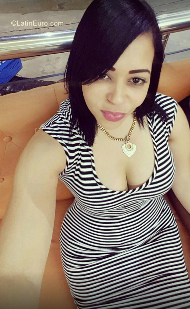 Date this beautiful Dominican Republic girl Amelia from Santo Domingo DO30867