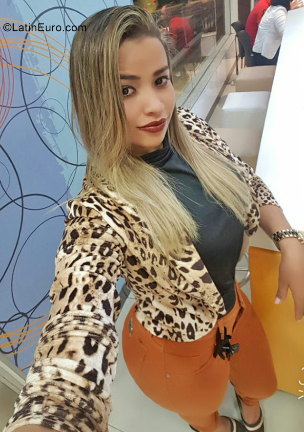 Date this voluptuous Brazil girl Luane from Joinville BR10376