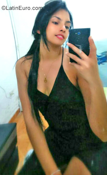 Date this nice looking Colombia girl Yeimi from Barranquilla CO22880