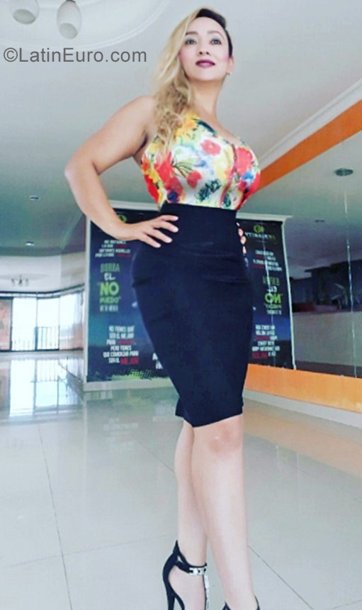 Date this nice looking Colombia girl Adriana from Pereira CO22887