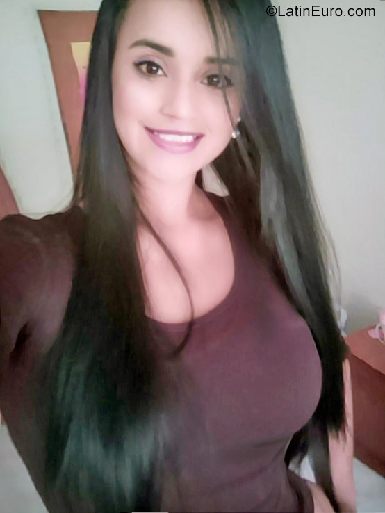 Date this athletic Colombia girl Yohana from Bogota CO22971