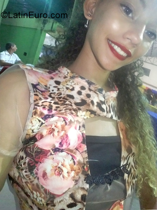Date this attractive Brazil girl Kah from Manaus BR10391