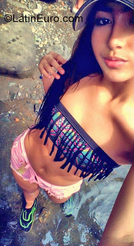 Date this good-looking Colombia girl Adore from Medellin CO23170