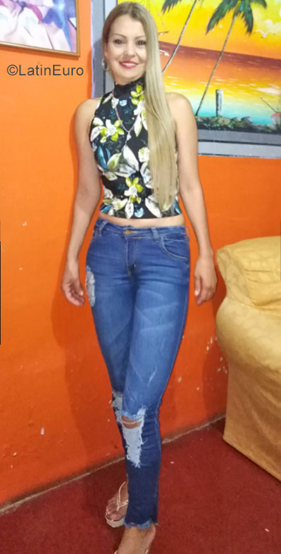 Date this pretty Colombia girl Viviana from Ibaque CO23356