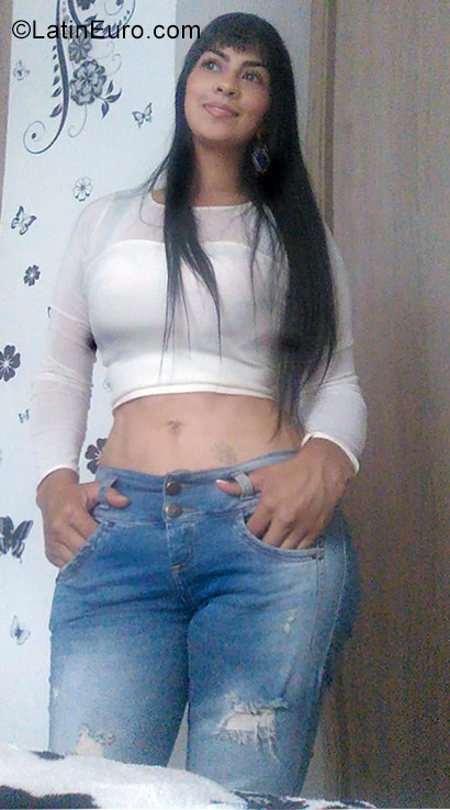 Date this good-looking Colombia girl Monica from Medellin CO23425