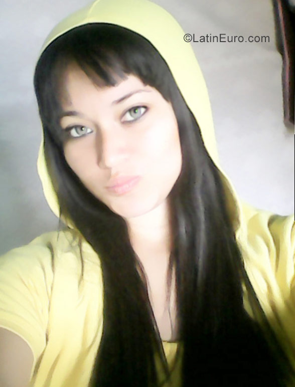 Date this good-looking Venezuela girl Paola camacho from Caracas VE1385