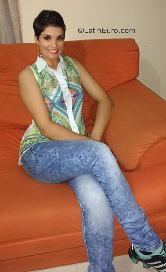 Date this stunning Colombia girl Giovanna from Bogota CO23498