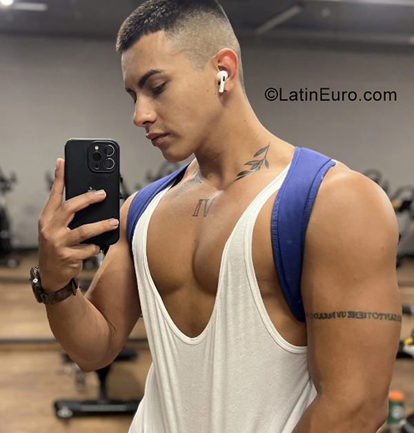 Date this hard body Colombia man Charlie from Medellin CO31691