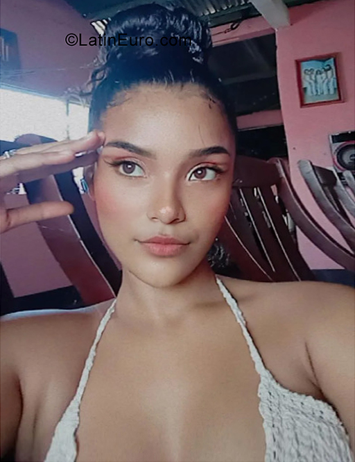 Date this nice looking Nicaragua girl Leslie from Managua NI294