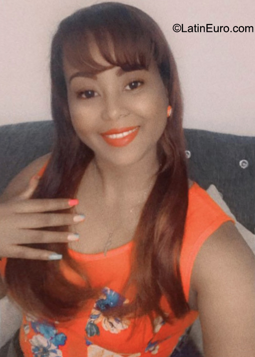 Date this nice looking Dominican Republic girl Nikauris from Santo Domingo DO41000
