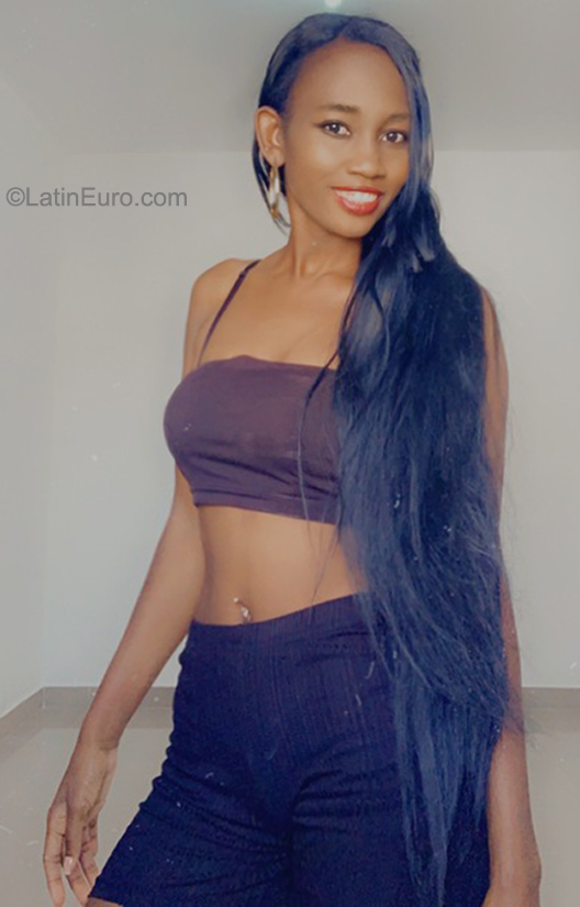 Date this young Dominican Republic girl La negra from Santiago DO40872