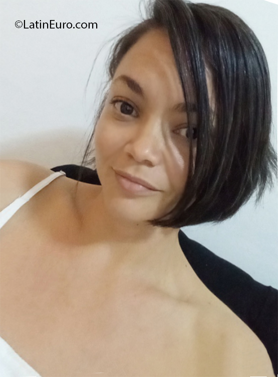 Date this happy Dominican Republic girl Marilyn from Santo Domingo DO41031
