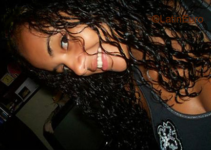Date this attractive Brazil girl Laura from PORTO ALEGRE B3670