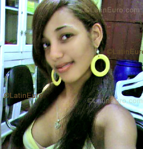 Date this sultry Dominican Republic girl Lilian from Barahona N-398